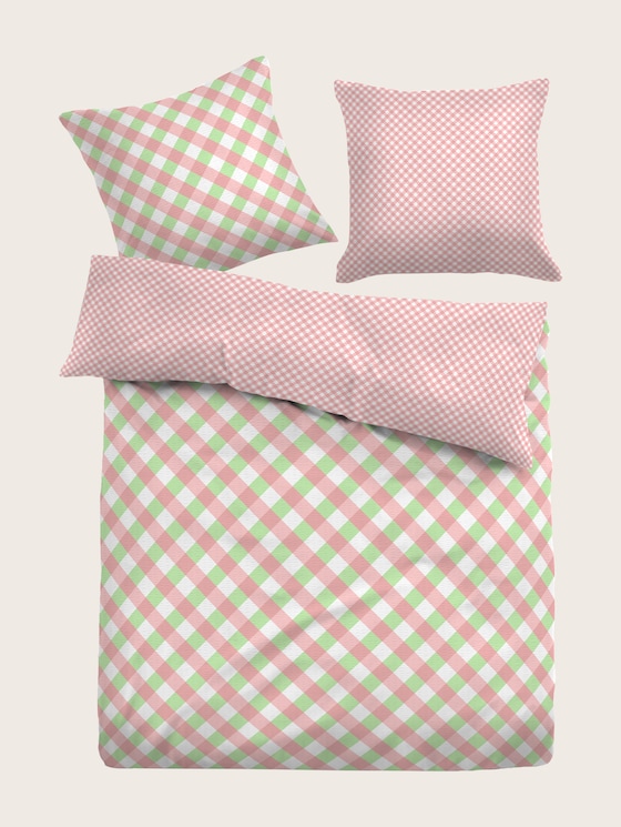 Bed linen with a diagonal check