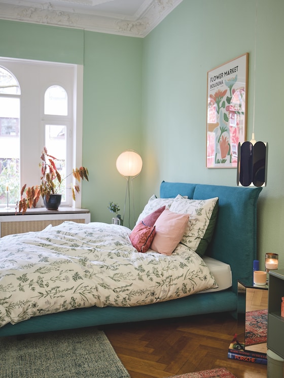 Multi-coloured satin bed linen