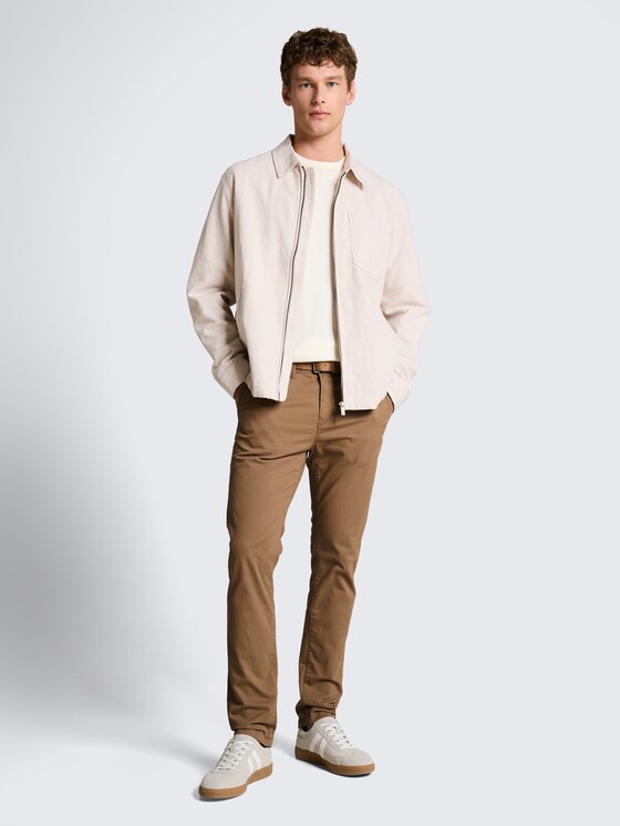 Pantalon chino slim fit avec ceinture par Denim Male, Honey Camel beige