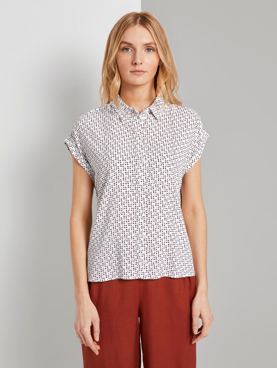 Kurzärmlige Bluse mit Kent-Kragen - Frauen - white geometric design Kurzärmlige Bluse mit Kent-Kragen - Frauen - white geometric design - 1 - TOM TAILOR