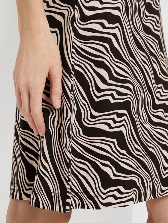 Gemustertes Kleid mit V-Ausschnitt - Frauen - black wavy design Gemustertes Kleid mit V-Ausschnitt - Frauen - black wavy design - 10 - TOM TAILOR