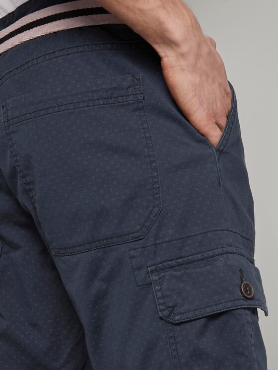 Gemusterte Cargo-Shorts mit Gürtel - Männer - blue dot minimal design Gemusterte Cargo-Shorts mit Gürtel - Männer - blue dot minimal design - 10 - TOM TAILOR