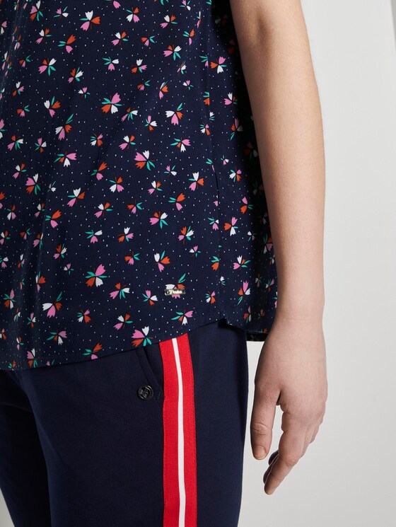 Gemustertes T-Shirt mit Cut-Out - Frauen - navy flower print Gemustertes T-Shirt mit Cut-Out - Frauen - navy flower print - 10 - TOM TAILOR Denim