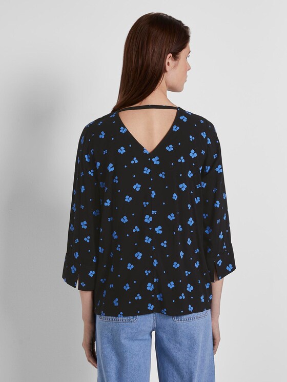 Bluse mit V-Ausschnitt und Rückendetail - Frauen - black blue flower print Bluse mit V-Ausschnitt und Rückendetail - Frauen - black blue flower print - 2 - TOM TAILOR Denim