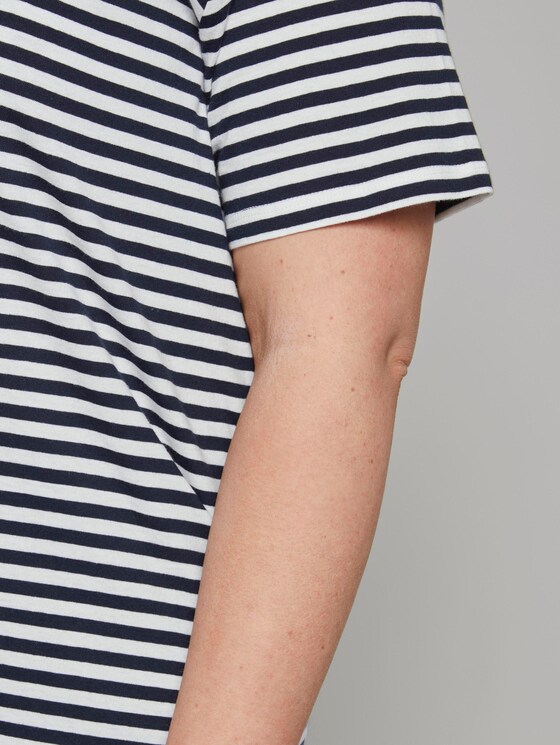 Curvy - Gestreiftes T-Shirt mit Kontrastblende - Frauen - navy stripe Curvy - Gestreiftes T-Shirt mit Kontrastblende - Frauen - navy stripe - 10 - My True Me
