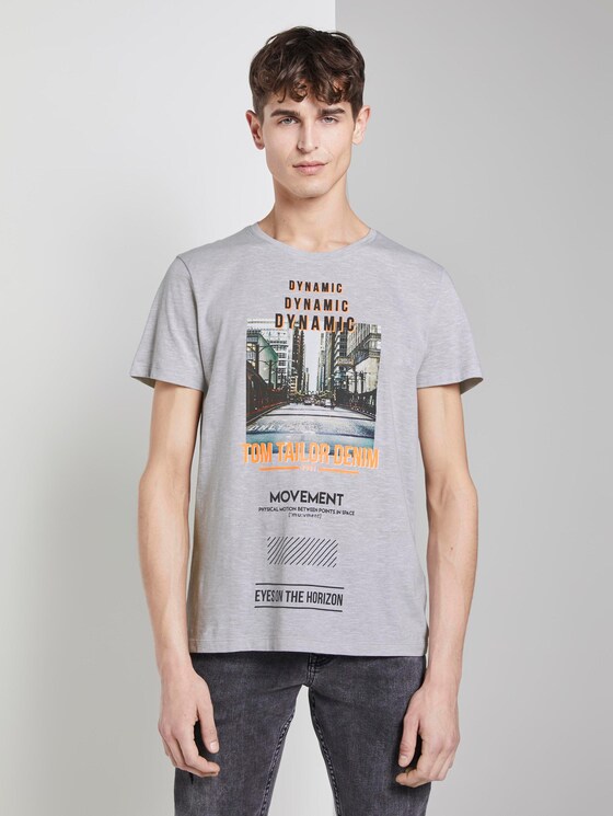 Gestreiftes T-Shirt mit Print - Männer - grey yarn dye stripe Gestreiftes T-Shirt mit Print - Männer - grey yarn dye stripe - 1 - TOM TAILOR Denim