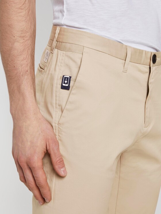 chino trousers in tech style - Men - Cashew Beige chino trousers in tech style - Men - Cashew Beige - 9 - TOM TAILOR