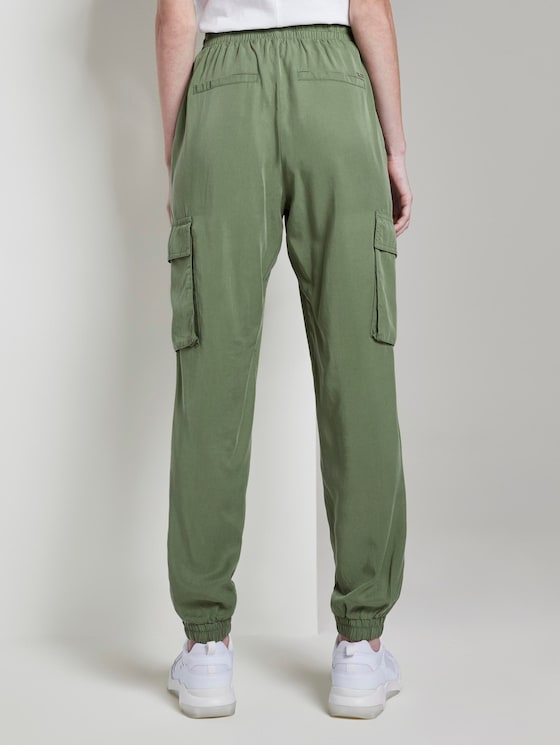 Nena & Larissa: Weiche Cargo-Hose im Utility-Look von Denim Female, dull moss green