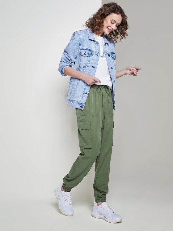 Nena & Larissa: Pantalon cargo souple de style utilitaire par Denim Female, dull moss green