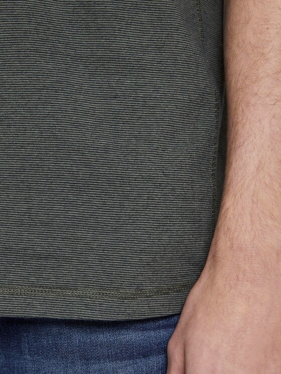 Serafino T-shirt with a colour pattern - Men - green overdye stripe Serafino T-shirt with a colour pattern - Men - green overdye stripe - 10 - TOM TAILOR