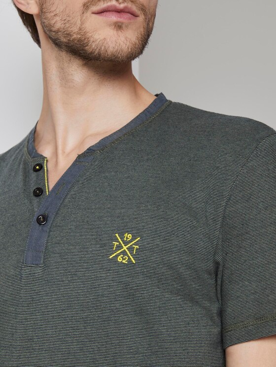 Serafino T-shirt with a colour pattern - Men - green overdye stripe Serafino T-shirt with a colour pattern - Men - green overdye stripe - 9 - TOM TAILOR