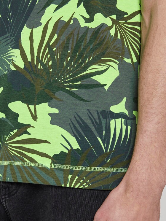 T-shirt with a tropical all-over print - Men - green leaf design T-shirt with a tropical all-over print - Men - green leaf design - 10 - TOM TAILOR