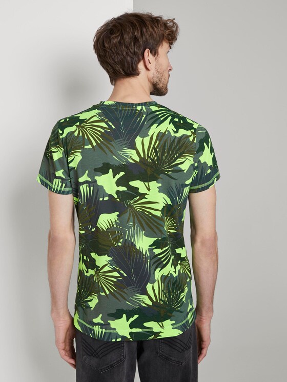 T-shirt with a tropical all-over print - Men - green leaf design T-shirt with a tropical all-over print - Men - green leaf design - 2 - TOM TAILOR