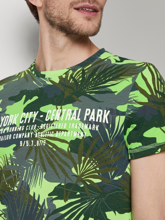 T-shirt with a tropical all-over print - Men - green leaf design T-shirt with a tropical all-over print - Men - green leaf design - 9 - TOM TAILOR