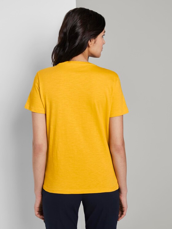 T-Shirt mit V-Ausschnitt und kleinem Print - Frauen - deep golden yellow T-Shirt mit V-Ausschnitt und kleinem Print - Frauen - deep golden yellow - 2 - TOM TAILOR