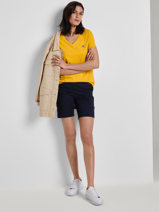 T-Shirt mit V-Ausschnitt und kleinem Print - Frauen - deep golden yellow T-Shirt mit V-Ausschnitt und kleinem Print - Frauen - deep golden yellow - 3 - TOM TAILOR