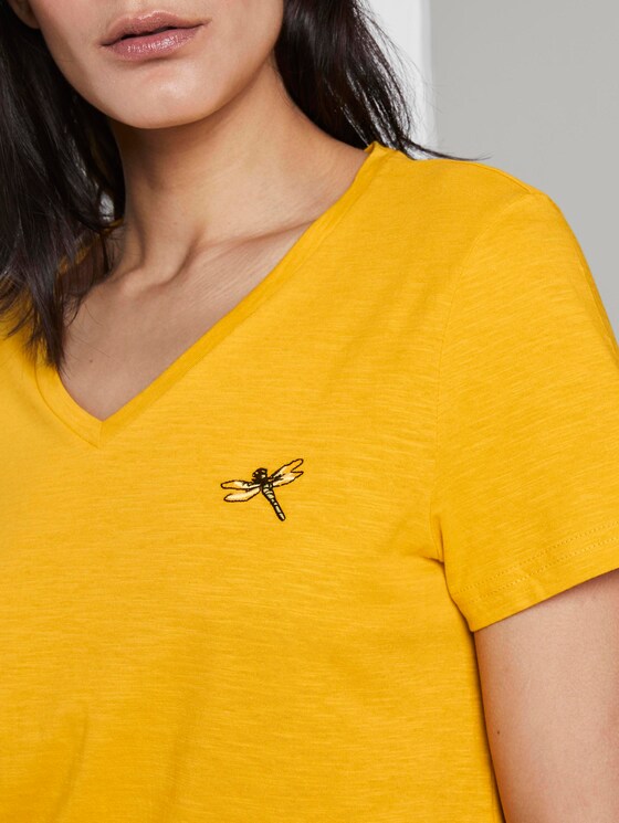 T-Shirt mit V-Ausschnitt und kleinem Print - Frauen - deep golden yellow T-Shirt mit V-Ausschnitt und kleinem Print - Frauen - deep golden yellow - 9 - TOM TAILOR