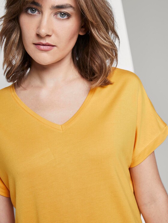 Basic T-shirt with a V-neckline - Women - deep golden yellow Basic T-shirt with a V-neckline - Women - deep golden yellow - 9 - TOM TAILOR
