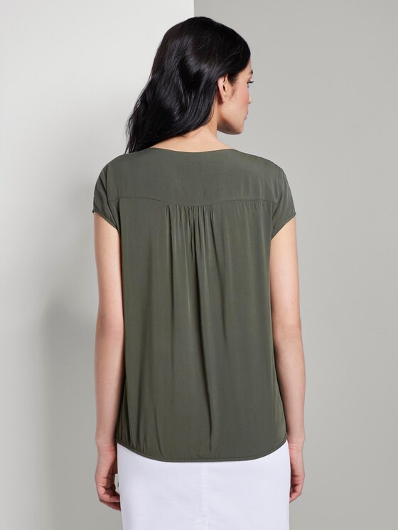 Kurzarm-Bluse mit umgelegtem V-Ausschnitt - Frauen - Woodland Green Kurzarm-Bluse mit umgelegtem V-Ausschnitt - Frauen - Woodland Green - 2 - TOM TAILOR