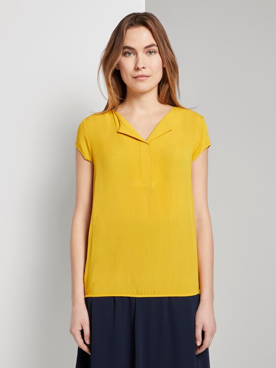 Patterned short-sleeved blouse with a reversed V-neckline - Women - deep golden yellow Patterned short-sleeved blouse with a reversed V-neckline - Women - deep golden yellow - 1 - TOM TAILOR