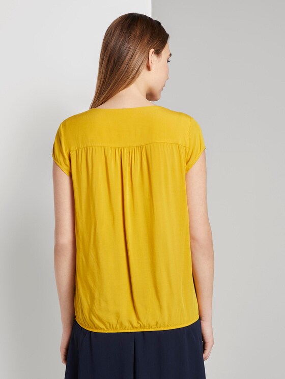 Patterned short-sleeved blouse with a reversed V-neckline - Women - deep golden yellow Patterned short-sleeved blouse with a reversed V-neckline - Women - deep golden yellow - 2 - TOM TAILOR