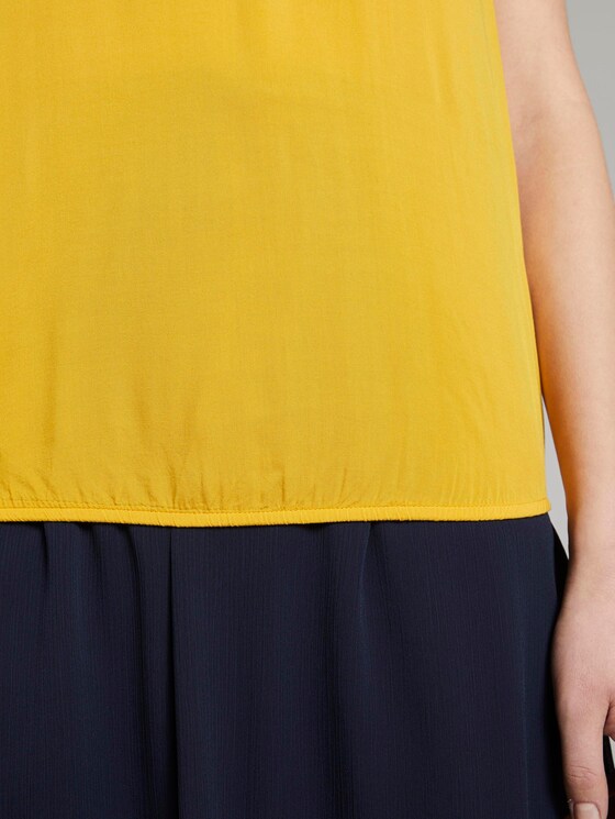 Patterned short-sleeved blouse with a reversed V-neckline - Women - deep golden yellow Patterned short-sleeved blouse with a reversed V-neckline - Women - deep golden yellow - 9 - TOM TAILOR