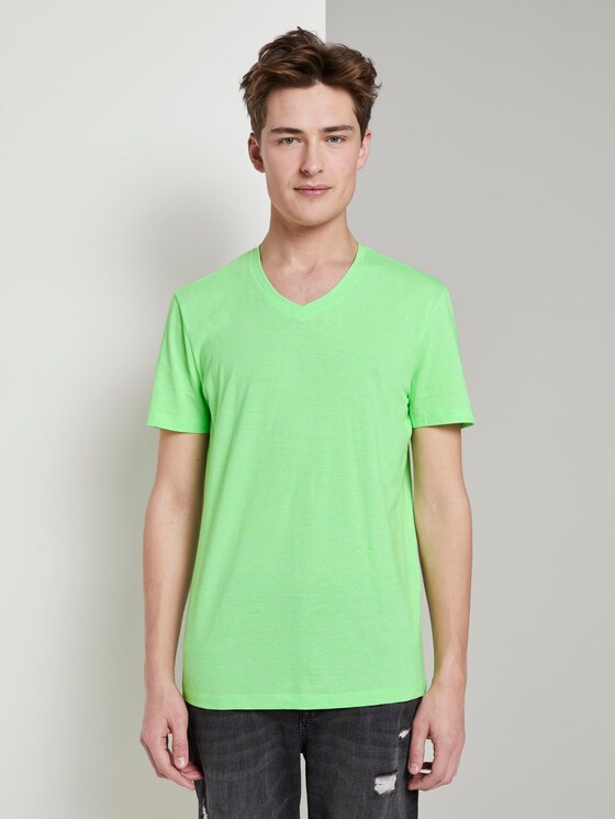 Striped T-shirt with a V-neckline - Men - bright green yarn dye stripe Striped T-shirt with a V-neckline - Men - bright green yarn dye stripe - 1 - TOM TAILOR Denim