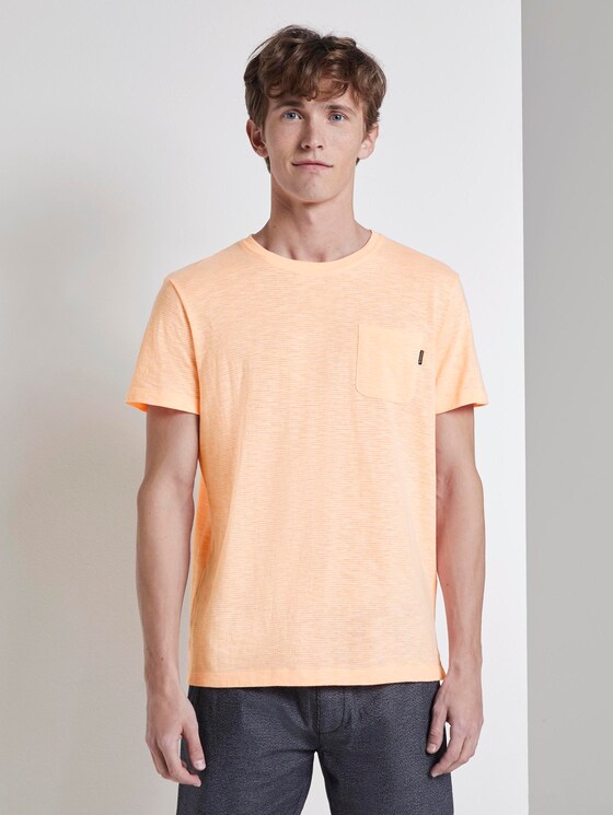 Gestreiftes T-Shirt mit Brusttasche - Männer - neon orange yarn dyed stripe Gestreiftes T-Shirt mit Brusttasche - Männer - neon orange yarn dyed stripe - 1 - TOM TAILOR Denim