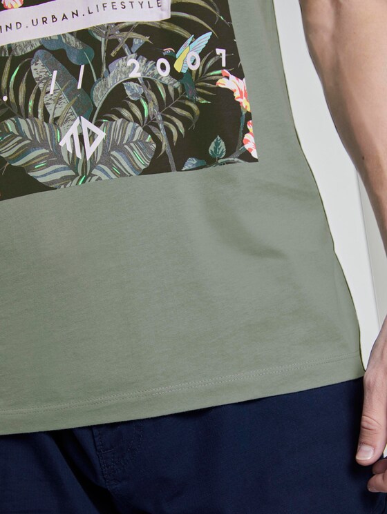 T-Shirt mit tropischem Brustprint - Männer - Dusty Leave Green T-Shirt mit tropischem Brustprint - Männer - Dusty Leave Green - 10 - TOM TAILOR Denim