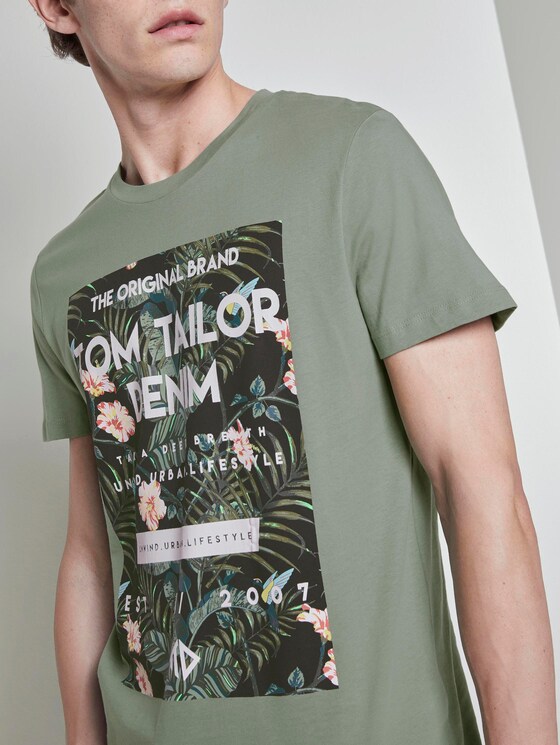 T-Shirt mit tropischem Brustprint - Männer - Dusty Leave Green T-Shirt mit tropischem Brustprint - Männer - Dusty Leave Green - 9 - TOM TAILOR Denim
