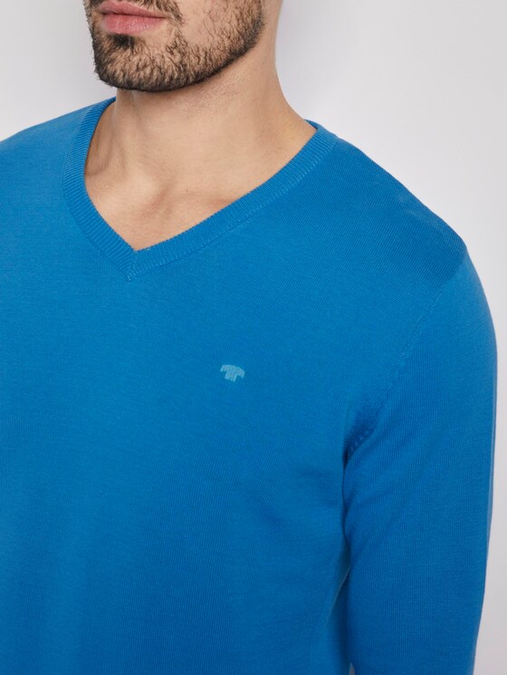 Basic knitted sweater with a V-neckline - Men - brilliant middle blue Basic knitted sweater with a V-neckline - Men - brilliant middle blue - 9 - TOM TAILOR