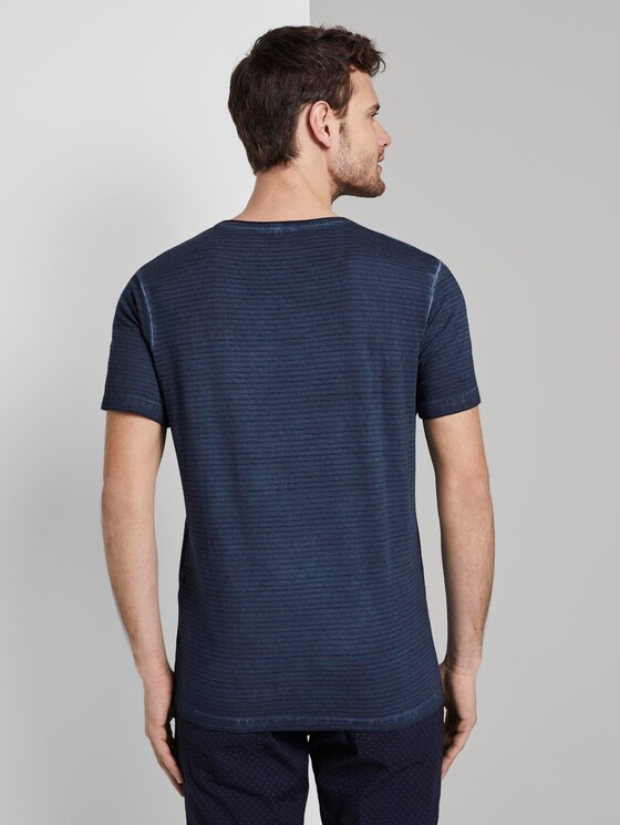 Gestreiftes T-Shirt mit abgesetzter Brusttasche - Männer - Black Iris Blue Gestreiftes T-Shirt mit abgesetzter Brusttasche - Männer - Black Iris Blue - 2 - TOM TAILOR