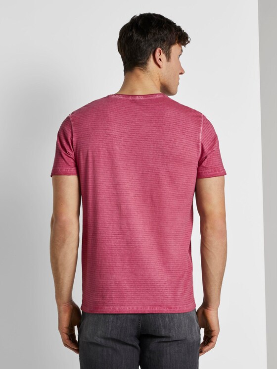 Gestreiftes T-Shirt mit abgesetzter Brusttasche - Männer - wine rose pink Gestreiftes T-Shirt mit abgesetzter Brusttasche - Männer - wine rose pink - 2 - TOM TAILOR