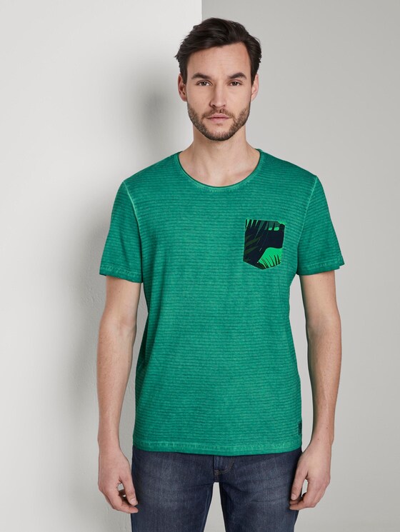 Gestreiftes T-Shirt mit abgesetzter Brusttasche - Männer - rich meadow green Gestreiftes T-Shirt mit abgesetzter Brusttasche - Männer - rich meadow green - 1 - TOM TAILOR