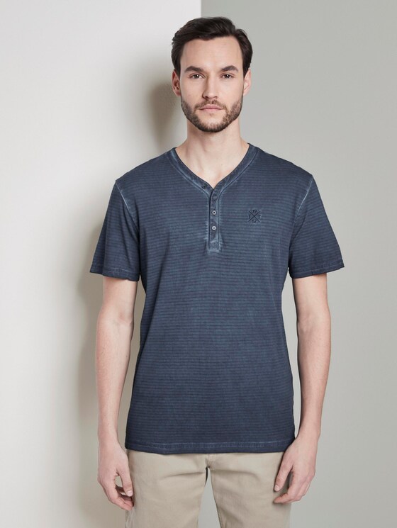 Gestreiftes Henley-T-Shirt mit Logo-Stickerei - Männer - Black Iris Blue Gestreiftes Henley-T-Shirt mit Logo-Stickerei - Männer - Black Iris Blue - 1 - TOM TAILOR