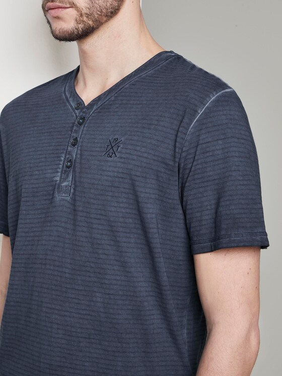 Gestreiftes Henley-T-Shirt mit Logo-Stickerei - Männer - Black Iris Blue Gestreiftes Henley-T-Shirt mit Logo-Stickerei - Männer - Black Iris Blue - 9 - TOM TAILOR