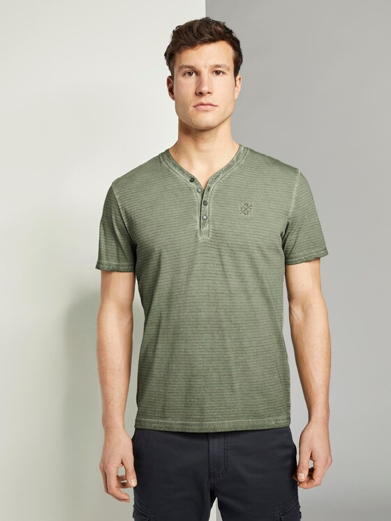 Gestreiftes Henley-T-Shirt mit Logo-Stickerei - Männer - Olive Night Green Gestreiftes Henley-T-Shirt mit Logo-Stickerei - Männer - Olive Night Green - 1 - TOM TAILOR