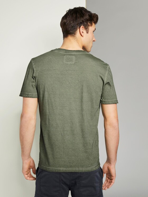 Gestreiftes Henley-T-Shirt mit Logo-Stickerei - Männer - Olive Night Green Gestreiftes Henley-T-Shirt mit Logo-Stickerei - Männer - Olive Night Green - 2 - TOM TAILOR