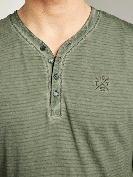 Gestreiftes Henley-T-Shirt mit Logo-Stickerei - Männer - Olive Night Green Gestreiftes Henley-T-Shirt mit Logo-Stickerei - Männer - Olive Night Green - 9 - TOM TAILOR