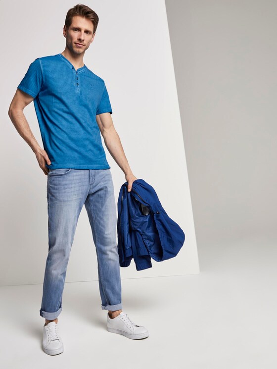Gestreiftes Henley-T-Shirt mit Logo-Stickerei - Männer - Electric Teal Blue Gestreiftes Henley-T-Shirt mit Logo-Stickerei - Männer - Electric Teal Blue - 3 - TOM TAILOR