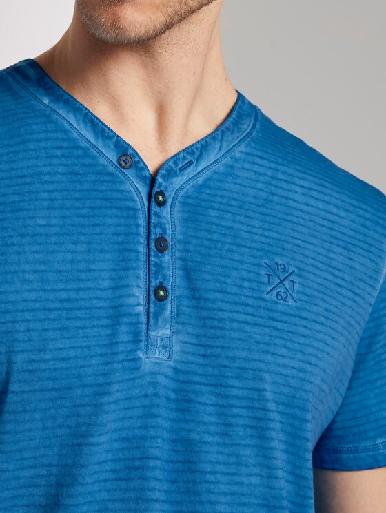 Gestreiftes Henley-T-Shirt mit Logo-Stickerei - Männer - Electric Teal Blue Gestreiftes Henley-T-Shirt mit Logo-Stickerei - Männer - Electric Teal Blue - 9 - TOM TAILOR
