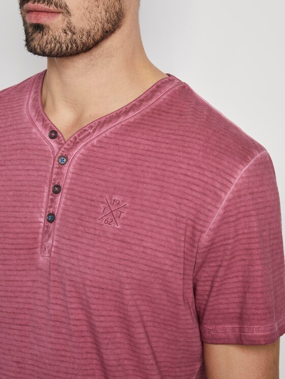 Gestreiftes Henley-T-Shirt mit Logo-Stickerei - Männer - wine rose pink Gestreiftes Henley-T-Shirt mit Logo-Stickerei - Männer - wine rose pink - 9 - TOM TAILOR