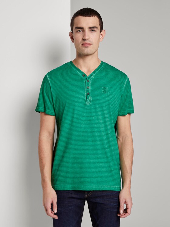 Gestreiftes Henley-T-Shirt mit Logo-Stickerei - Männer - rich meadow green Gestreiftes Henley-T-Shirt mit Logo-Stickerei - Männer - rich meadow green - 1 - TOM TAILOR