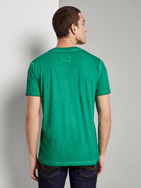 Gestreiftes Henley-T-Shirt mit Logo-Stickerei - Männer - rich meadow green Gestreiftes Henley-T-Shirt mit Logo-Stickerei - Männer - rich meadow green - 2 - TOM TAILOR
