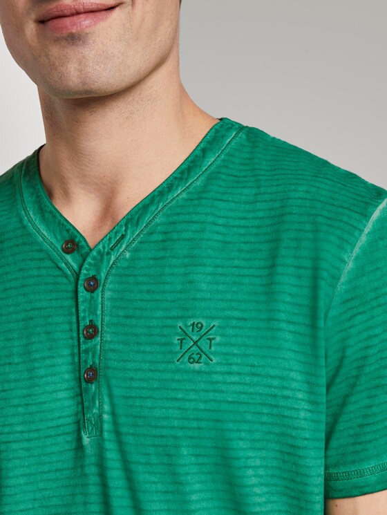 Gestreiftes Henley-T-Shirt mit Logo-Stickerei - Männer - rich meadow green Gestreiftes Henley-T-Shirt mit Logo-Stickerei - Männer - rich meadow green - 9 - TOM TAILOR