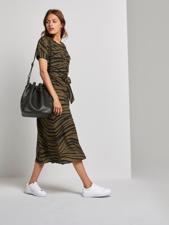Maxi jurk in zebra patroon - Vrouwen - olive zebra design Maxi jurk in zebra patroon - Vrouwen - olive zebra design - 3 - Mine to five