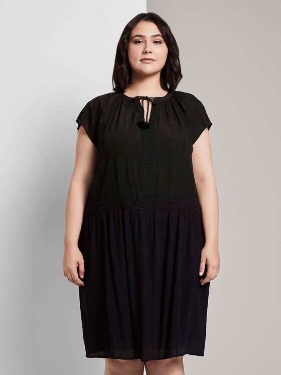 Kleid mit dekorativen Häkel-Details - Frauen - Deep Black Kleid mit dekorativen Häkel-Details - Frauen - Deep Black - 1 - My True Me