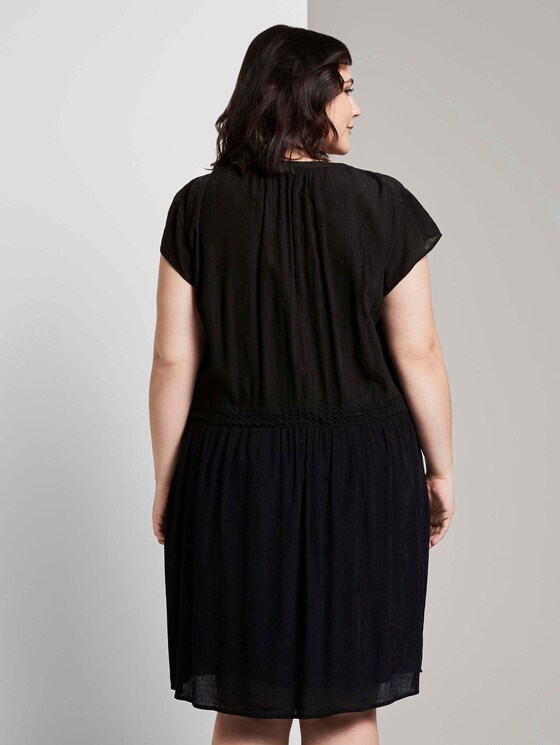 Kleid mit dekorativen Häkel-Details - Frauen - Deep Black Kleid mit dekorativen Häkel-Details - Frauen - Deep Black - 2 - My True Me