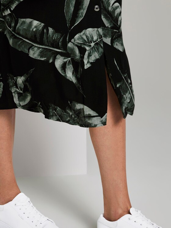 Flowing midi dress with a print - Women - black tropical leaves design Flowing midi dress with a print - Women - black tropical leaves design - 10 - Mine to five