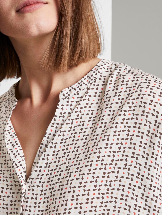 Patterned blouse in a loose fit - Women - white geometric design Patterned blouse in a loose fit - Women - white geometric design - 9 - TOM TAILOR